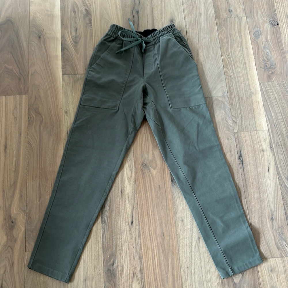 Lululemon army green pull on chino